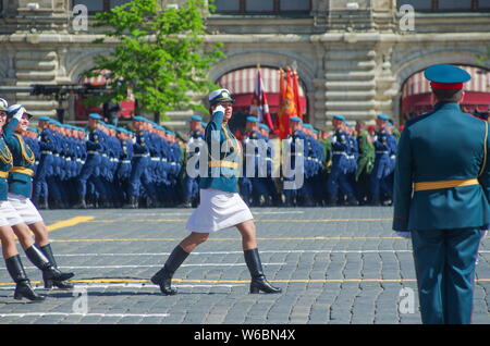 Weibliche russische Soldaten März entlang der Roten Platz während der Tag des Sieges militärische Parade der 73. Jahrestag des Sieges über Nazi-Deutschland zu Mark i Stockfoto