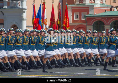 Weibliche russische Soldaten März entlang der Roten Platz während der Tag des Sieges militärische Parade der 73. Jahrestag des Sieges über Nazi-Deutschland zu Mark i Stockfoto