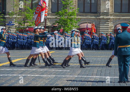 Weibliche russische Soldaten März entlang der Roten Platz während der Tag des Sieges militärische Parade der 73. Jahrestag des Sieges über Nazi-Deutschland zu Mark i Stockfoto