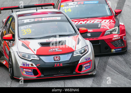 Bang Saen, Thailand - Juli 1, 2017: WS Lai, Malaysia und Pasarit S., Sitz, Thailand kämpfen für Positionen während der TCR Asien Serie bei Bang Saen Straße Stockfoto