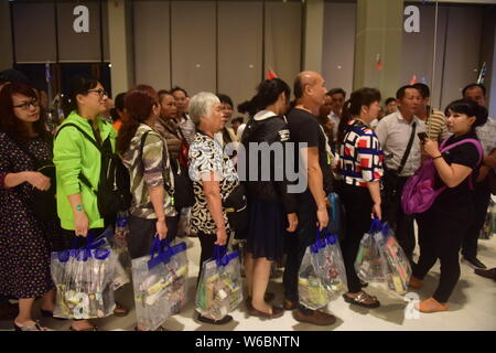 ------ Chinesische Touristen kaufen in einem King Power Duty Free Shop in Bangkok, Thailand, 13. März 2017. Daten werden von einem Travel Service Plattform indica Stockfoto