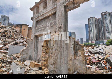 Eine paifang, einen Keuschheitsgürtel memorial Arch, aus der Qing Dynastie (1644-1911) ist von Ruinen auf einer Baustelle in Guiyang city umgeben, im Südwesten von China" Stockfoto