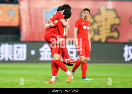 Spieler von Tianjin Quanjian feiern, nachdem er ein Ziel gegen Grönland Shanghai Shenhua in ihren 11. Runde während der 2018 chinesischen Footba Stockfoto