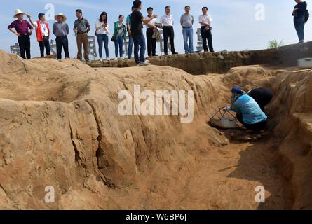 Die chinesischen Arbeiter die Ausgrabungsstätte der Shimen Pagode Ruinen untersuchen zu exhumieren Relikte, die vor allem aus der Shang Dynastie (ca. 1600 v. Chr.-1046 Stockfoto