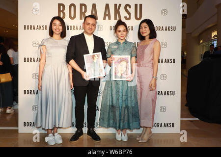 Hong Kong Sängerin und Schauspielerin Gillian Chung, zweite rechts, von Pop Duo Zwillinge die Eröffnungsfeier für einen Bora Aksu neuen Store in Hongkong, China besucht, Stockfoto