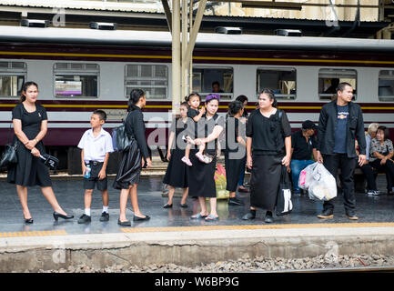 Bangkok, Thailand - 23. September 2017: Trauernde für ihre Bahn Home At Hua Lamphong Station warten in Bangkok, nachdem sie ihren letzten geschenkt Stockfoto