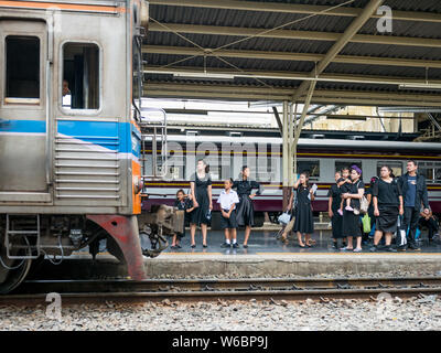 Bangkok, Thailand - 23. September 2017: Trauernde für ihre Bahn Home At Hua Lamphong Station warten in Bangkok, nachdem sie ihren letzten geschenkt Stockfoto