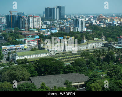 Yangon, Myanmar - November 4, 2017: Yangon Hauptbahnhof, der 1954 abgeschlossen wurde, ist ein wichtiger Verkehrsknotenpunkt, mit seiner traditionellen Archit Stockfoto