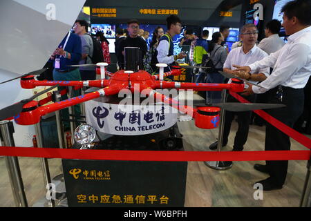 Besucher Blick auf eine Antenne not Kommunikationsplattform von China Telecom während der 2018 China International grosse Daten Industrie Expo in Guiyang cit Stockfoto