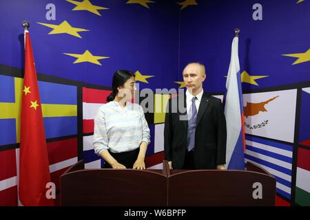 Ein Besucher schaut auf eine Wachsfigur des russischen Präsidenten Wladimir Putin auf ein Wachsfigurenkabinett in Weifang, Provinz Shandong, China, 28. Mai Stockfoto