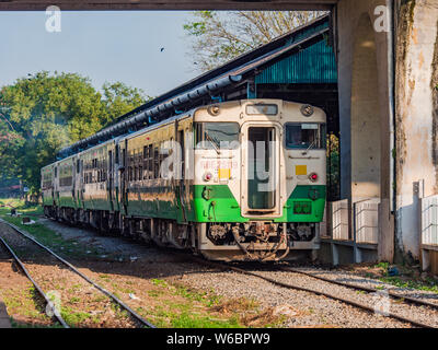 Yangon, Myanmar - November 5, 2017: Myanmar umfassende Schienennetz ist langsam modernisiert, hauptsächlich mit gebrauchten Züge aus anderen asiatischen Ländern Stockfoto