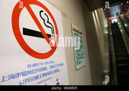 ---- Blick auf eine Rauchen Zeichen im öffentlichen Raum in Shanghai, China, 3. März 2017. Die Rate der lokalen Bewohner im Alter von 15 Jahren und oben zurück Stockfoto