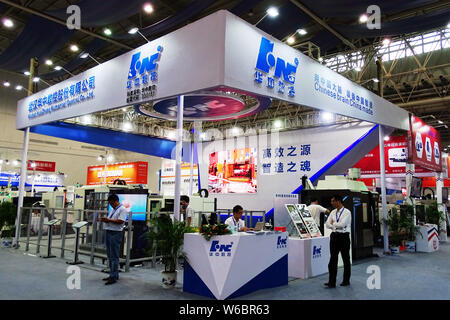 ---- Leute besuchen Sie den Stand von Wuhan Huazhong Numerical Control Co. während einer Ausstellung in Wuhan City, Central China Provinz Hubei, 22 Septembe Stockfoto