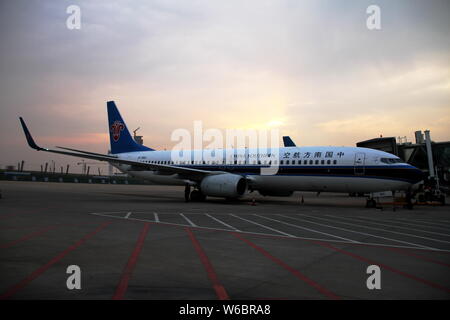 --FILE - eine Boeing 737-800 Düsenflugzeug von China Southern Airlines abgebildet ist am Internationalen Flughafen Wuhan Tianhe in Wuhan City, Central China Wuh Stockfoto
