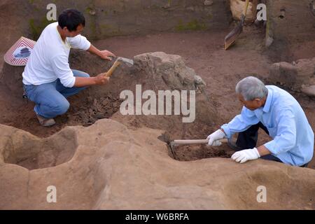 Die chinesischen Arbeiter die Ausgrabungsstätte der Shimen Pagode Ruinen untersuchen zu exhumieren Relikte, die vor allem aus der Shang Dynastie (ca. 1600 v. Chr.-1046 Stockfoto