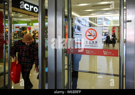 ---- Blick auf ein Rauchverbot Schild am Eingang der Bailian Süden Shopping Center in Shanghai, China, 24. Februar 2017. Das Rauchen Rate lokaler r Stockfoto