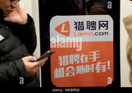 ---- Blick auf eine Werbung für Chinesisch Online Recruitment Agency Liepin.com in einer U-Bahn in Shanghai, China, 12. März 2015. Liepin.Com, Stockfoto