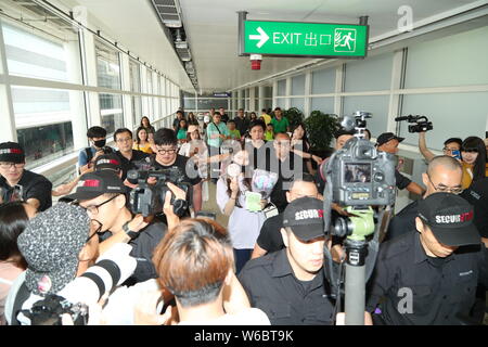 Koreanische Sängerin und Schauspielerin Bae Suzy, besser bekannt unter dem mononym Suzy, Mitte, wird von den Massen von Fans an der Hong Kong International Luft Umgeben Stockfoto