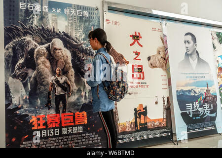 ---- Eine Chinesische filmgoer Spaziergänge Vergangenheit betrachtet ein Plakat des Films "Rampage" in einem Kino in Shanghai, China, 30. April 2018. China's Box Office hat Stockfoto