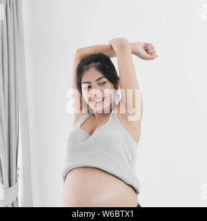 Asiatische schwangere Frau übung zu Hause, Lifestyle Konzept. Stockfoto