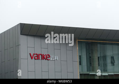 ---- Ein Logo von Vanke ist auf einem Gebäude in einem Wohnviertel von Vanke in Ji'nan Stadt entwickelt, der ostchinesischen Provinz Shandong, 29. Juli 2016 Stockfoto