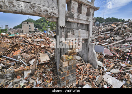 Eine paifang, einen Keuschheitsgürtel memorial Arch, aus der Qing Dynastie (1644-1911) ist von Ruinen auf einer Baustelle in Guiyang city umgeben, im Südwesten von China" Stockfoto