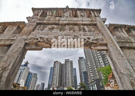 Eine paifang, einen Keuschheitsgürtel memorial Arch, aus der Qing Dynastie (1644-1911) ist von Ruinen auf einer Baustelle in Guiyang city umgeben, im Südwesten von China" Stockfoto