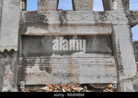 Eine paifang, einen Keuschheitsgürtel memorial Arch, aus der Qing Dynastie (1644-1911) ist von Ruinen auf einer Baustelle in Guiyang city umgeben, im Südwesten von China" Stockfoto