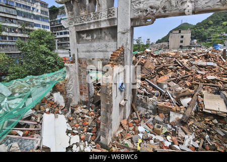 Eine paifang, einen Keuschheitsgürtel memorial Arch, aus der Qing Dynastie (1644-1911) ist von Ruinen auf einer Baustelle in Guiyang city umgeben, im Südwesten von China" Stockfoto