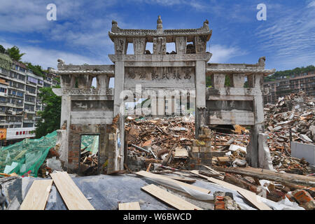 Eine paifang, einen Keuschheitsgürtel memorial Arch, aus der Qing Dynastie (1644-1911) ist von Ruinen auf einer Baustelle in Guiyang city umgeben, im Südwesten von China" Stockfoto