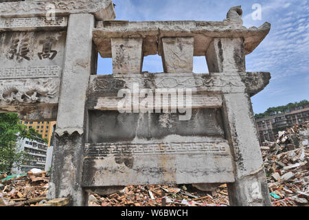 Eine paifang, einen Keuschheitsgürtel memorial Arch, aus der Qing Dynastie (1644-1911) ist von Ruinen auf einer Baustelle in Guiyang city umgeben, im Südwesten von China" Stockfoto