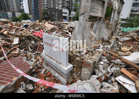 Eine paifang, einen Keuschheitsgürtel memorial Arch, aus der Qing Dynastie (1644-1911) ist von Ruinen auf einer Baustelle in Guiyang city umgeben, im Südwesten von China" Stockfoto