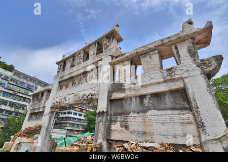 Eine paifang, einen Keuschheitsgürtel memorial Arch, aus der Qing Dynastie (1644-1911) ist von Ruinen auf einer Baustelle in Guiyang city umgeben, im Südwesten von China" Stockfoto