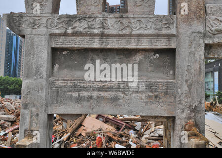 Eine paifang, einen Keuschheitsgürtel memorial Arch, aus der Qing Dynastie (1644-1911) ist von Ruinen auf einer Baustelle in Guiyang city umgeben, im Südwesten von China" Stockfoto