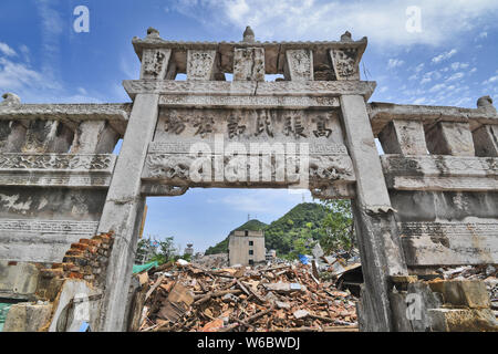 Eine paifang, einen Keuschheitsgürtel memorial Arch, aus der Qing Dynastie (1644-1911) ist von Ruinen auf einer Baustelle in Guiyang city umgeben, im Südwesten von China" Stockfoto