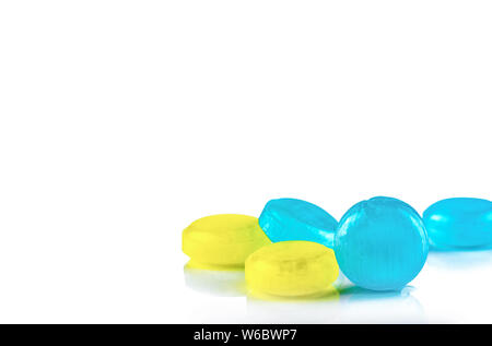 Medizinische Lutschtabletten zur Linderung Husten, Halsschmerzen und Rachen auf weißem Hintergrund. Husten und Erkältungen. Bunte Husten pastille. Blau Stockfoto