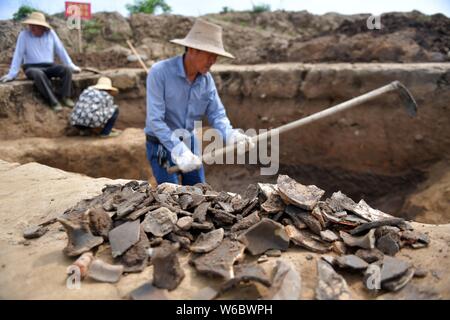 Die chinesischen Arbeiter die Ausgrabungsstätte der Shimen Pagode Ruinen untersuchen zu exhumieren Relikte, die vor allem aus der Shang Dynastie (ca. 1600 v. Chr.-1046 Stockfoto