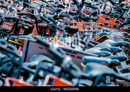 Verlassene Fahrräder der Chinesischen bike-sharing Dienste werden auf einem Parkplatz in der Nähe des Bund in Shanghai, China, 11. Mai 2018 aufgetürmt. Stockfoto