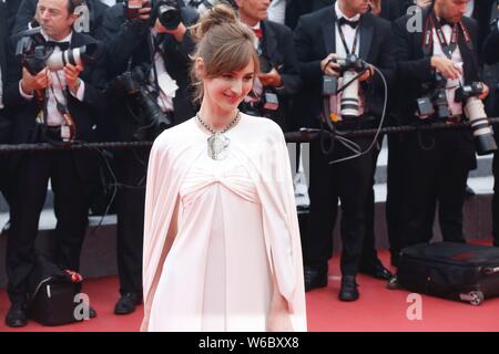 Die französische Schauspielerin LOUISE BOURGOIN kommt an der Premiere für den Film 'Yomeddine' während des 71. Filmfestival in Cannes Cannes, Frankreich, 9. Mai 2018. Stockfoto