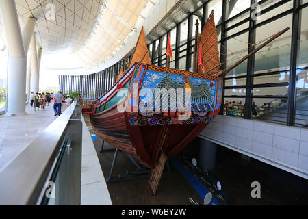 Die Replik des versunkenen Schiff namens 'Huaguangjiao Nr. 1" ist auf dem Display während einer Ausstellung an der China Nanhai (South China Sea) Museum in Qionghai Stockfoto