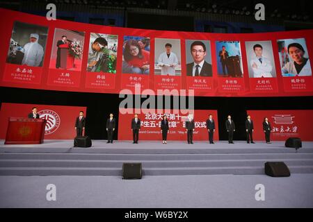 Menschen nehmen an der Zeremonie anlässlich des 120jährigen Bestehens der Universität Peking an der Peking Universität Khoo Teck Puat Gymnasium in Peking, China, 4 M Stockfoto