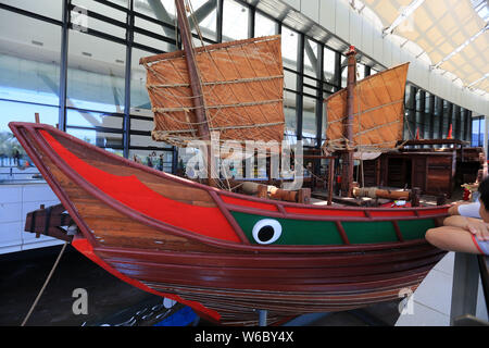 Die Replik des versunkenen Schiff namens 'Huaguangjiao Nr. 1" ist auf dem Display während einer Ausstellung an der China Nanhai (South China Sea) Museum in Qionghai Stockfoto