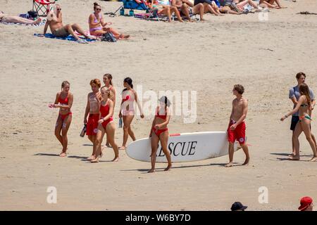 Junior Lifeguards Walking am Strand in Huntington Beach, Kalifornien Stockfoto