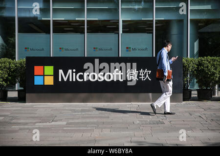 ---- Einen Fußgänger an einem Namensschild von Microsoft in Peking, China, 5. September 2017. Technologie Unternehmen dominiert in diesem Jahr Fortune 500 Stockfoto