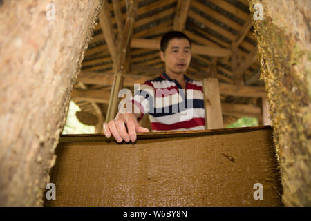 Chinesische Handwerker Hu Zongliang macht joss Papier aus Bambus Faser in der traditionellen Art und Weise in seiner Werkstatt in Wudang Xiangzhigou Dorf, Bezirk, Guiya Stockfoto