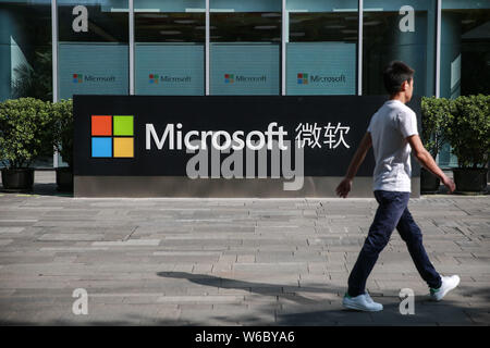 ---- Einen Fußgänger an einem Namensschild von Microsoft in Peking, China, 5. September 2017. Technologie Unternehmen dominiert in diesem Jahr Fortune 500 Stockfoto