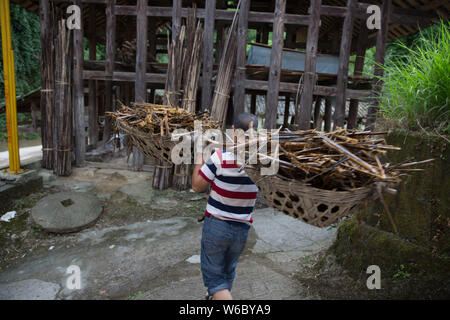 Chinesische Handwerker Hu Zongliang macht joss Papier aus Bambus Faser in der traditionellen Art und Weise in seiner Werkstatt in Wudang Xiangzhigou Dorf, Bezirk, Guiya Stockfoto