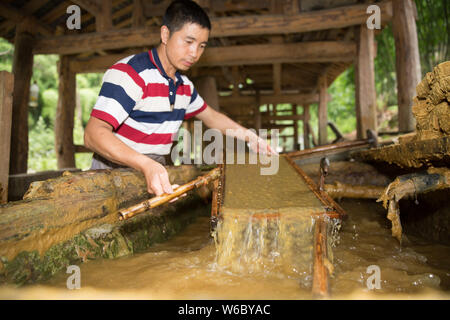 Chinesische Handwerker Hu Zongliang macht joss Papier aus Bambus Faser in der traditionellen Art und Weise in seiner Werkstatt in Wudang Xiangzhigou Dorf, Bezirk, Guiya Stockfoto