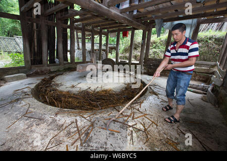 Chinesische Handwerker Hu Zongliang macht joss Papier aus Bambus Faser in der traditionellen Art und Weise in seiner Werkstatt in Wudang Xiangzhigou Dorf, Bezirk, Guiya Stockfoto