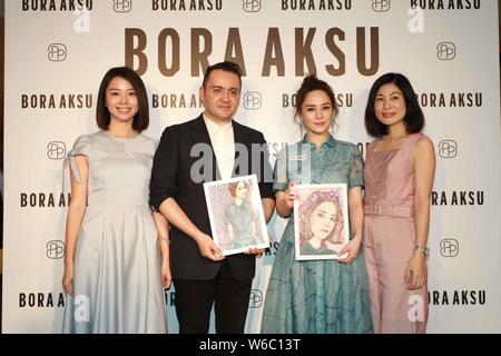 Hong Kong Sängerin und Schauspielerin Gillian Chung, zweite rechts, von Pop Duo Zwillinge die Eröffnungsfeier für einen Bora Aksu neuen Store in Hongkong, China besucht, Stockfoto